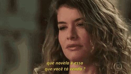 a close up of a woman 's face with the words que novela e essa que você ta vendo