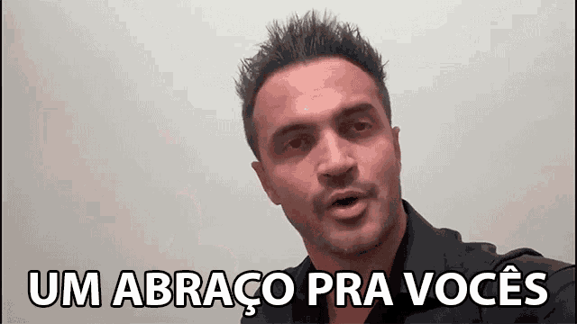 a man says um abraco pra voces in front of a white background