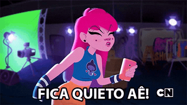 a cartoon girl with pink hair is holding a cell phone and says " fica quieto ae "