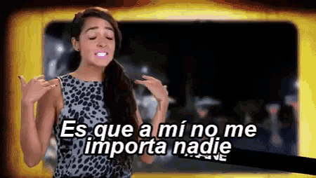 a woman in a leopard print top says es que a mi no me importa nadie in spanish