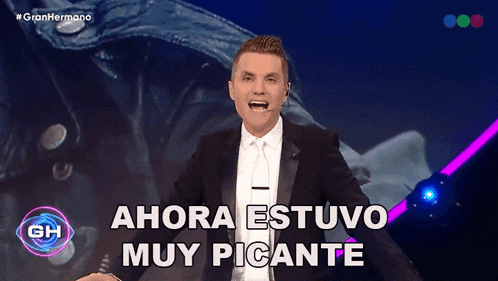 a man in a tuxedo and tie says ahora estuvo muy picante