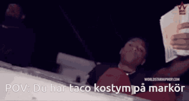 a person holding a stack of money with the words pov du har taco kostym på markor