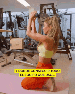a woman is kneeling on a yoga mat in a gym with the words y donde conseguir todo el equipo que uso on the bottom
