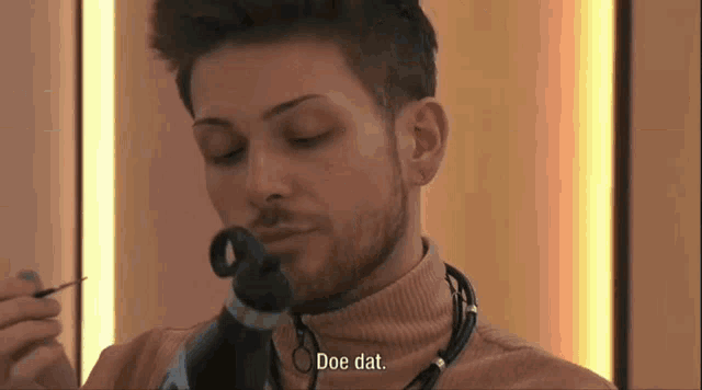 a man with a beard is applying makeup with the words doe dat written below him