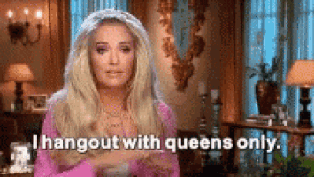 a woman in a pink dress is saying `` i hangout with queens only . ''
