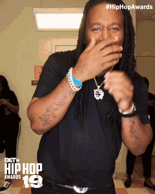 a man wearing a black shirt that says hip hop awards 19 on it