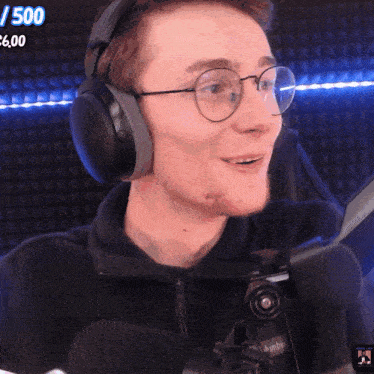 a man is playing a video game with a score of 500 and 600