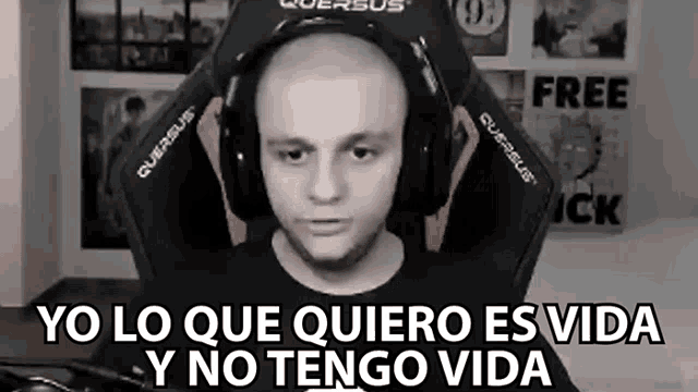 a man wearing headphones is sitting in a chair with the words yo lo que quiero es vida y no tengo vida below him