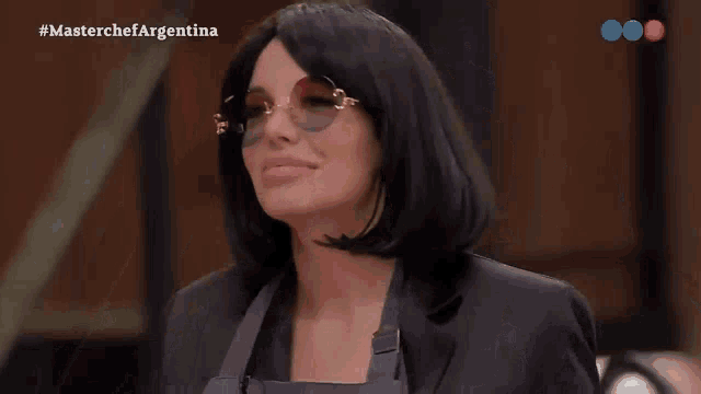 a woman wearing sunglasses and a wig is on a tv show called master chef argentina
