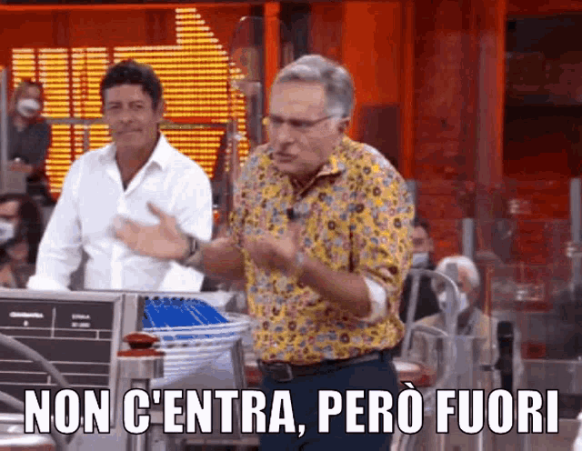 a man in a colorful shirt says non c'entra pero fuori
