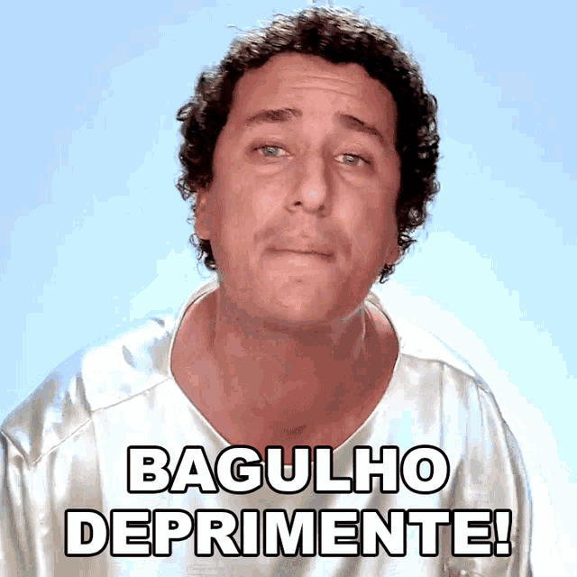 a man with curly hair is wearing a white shirt with the words bagulho deprimiente on it