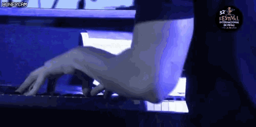 Pablo Alboran Playing GIF - Pablo Alboran Playing Concert GIFs