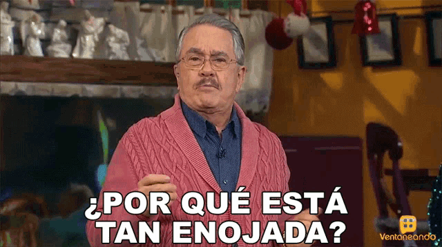 a man in a pink sweater says por que esta tan enojada