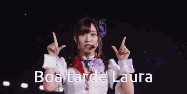 a girl giving a thumbs up with the words boa tarde laura written below her