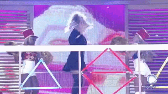 Turning Xuxa Meneghel GIF - Turning Xuxa Meneghel Spinning GIFs