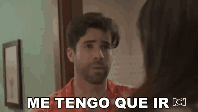 a man talking to a woman with the words me tengo que ir written below him