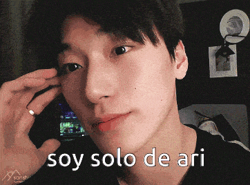 a close up of a man 's face with the words soy solo de ari written below him