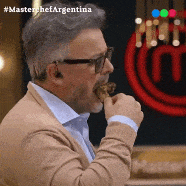 Mordiendo Donato Di Santis GIF - Mordiendo Donato Di Santis Masterchef Argentina GIFs
