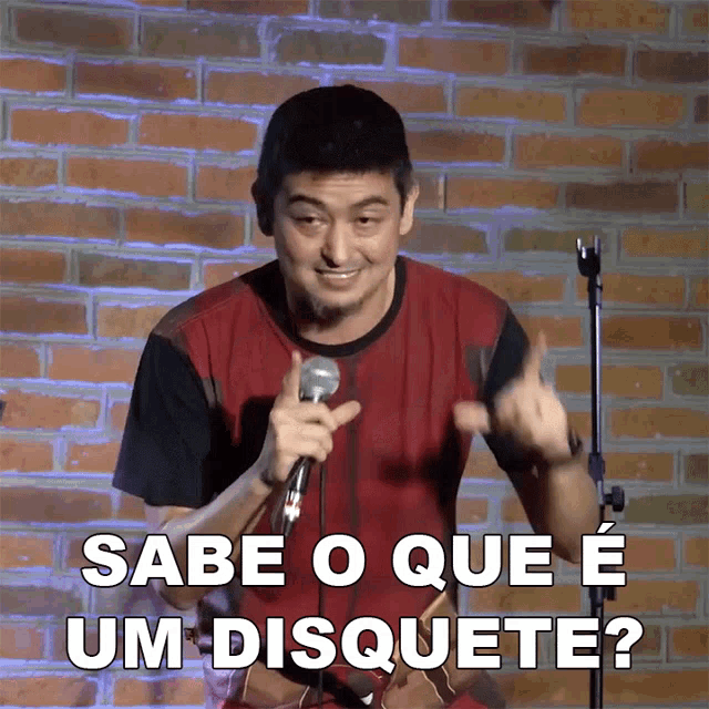 a man stands in front of a microphone with the words sabe o que e um disquete