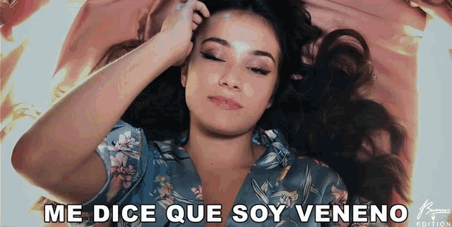 a woman laying down with the words me dice que soy veneno