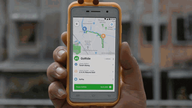 a person is holding a cell phone with a goride app on it