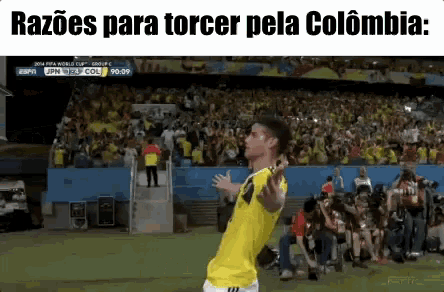 a soccer player in a yellow jersey stands in front of a crowd with the words razões para torcer pela colombia