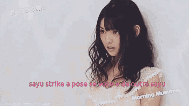 a woman in a white dress with the words sayu strike a pose se voce e da outra sayu