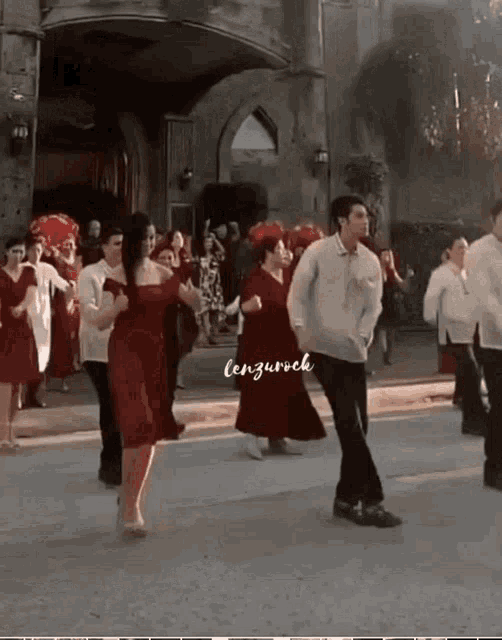 a group of people are dancing on a street with a caption that says lenzuruck