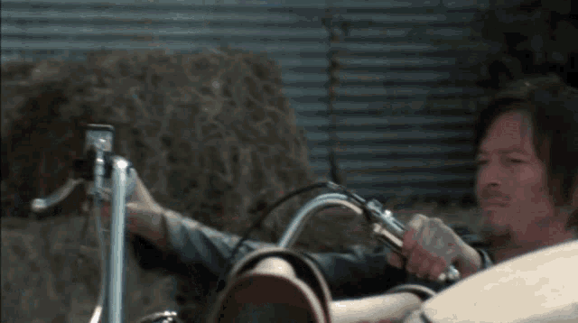 Daryl Dixon The Walking Dead GIF - Daryl Dixon The Walking Dead Amc GIFs