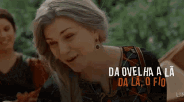 two women standing next to each other with the words meu carretel nao valficar vazio