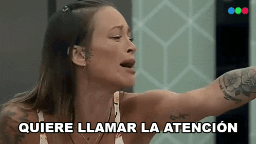a woman with a tattoo on her arm says " quiere llamar la atencion "
