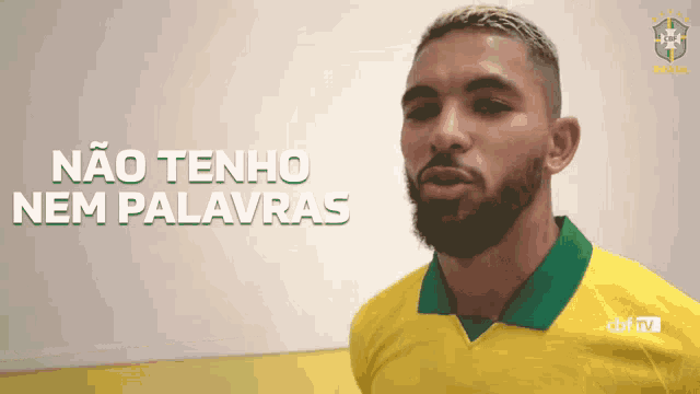 a man in a yellow and green shirt with the words " não tenho nem palavras " on the bottom