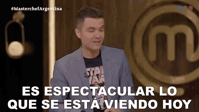 a man wearing a star wars shirt says " es espectacular lo que se está viendo hoy "