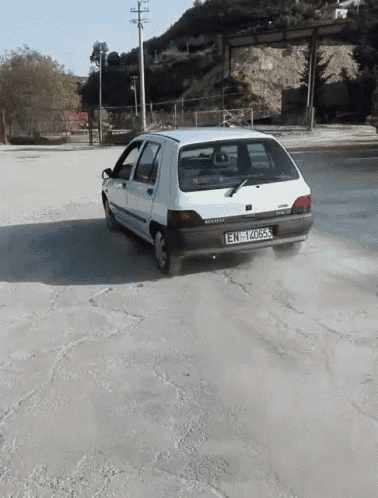 a white car with a license plate that says en-420655