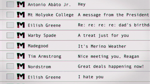 an arrow pointing to the reply all button on a computer screen