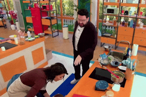 a man and a woman are standing in a kitchen with rtve written on the bottom of the screen