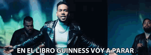 a man in a leather jacket stands in front of a group of men with the words en el libro guinness voy a parar above him