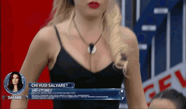 a woman is standing in front of a screen that says ' chi vuoi salvare '
