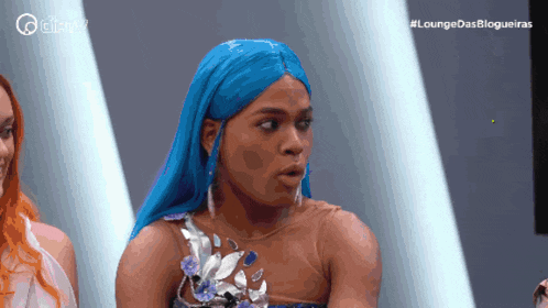 a woman with blue hair is on a tv show called lounge das blogeiras