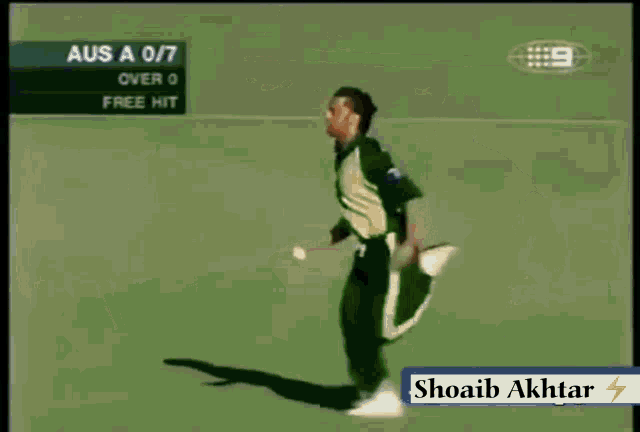 Shoaib Akhtar Fastest Bowler GIF - Shoaib Akhtar Fastest Bowler Funny Things On Ground GIFs