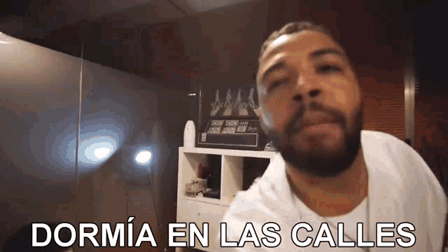 a man with a beard and a white shirt says dormia en las calles