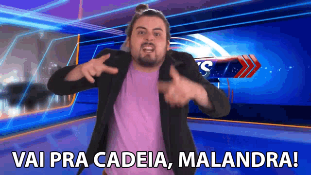 a man in a suit and a purple shirt says vai pra cadeia
