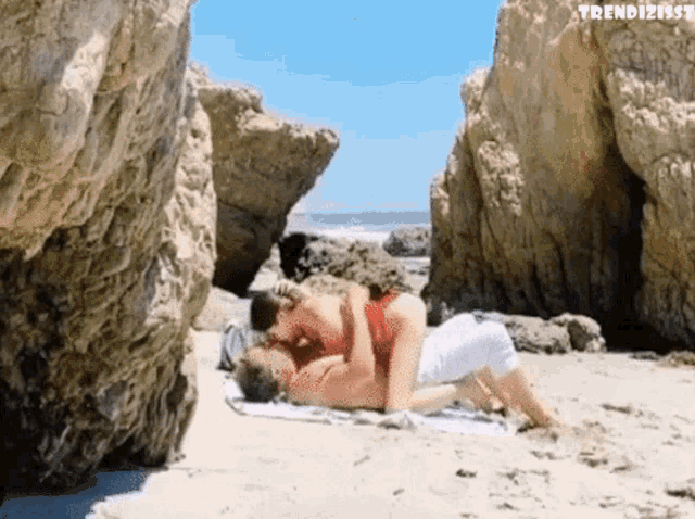 Yotta Beach GIF - Yotta Beach Romance GIFs