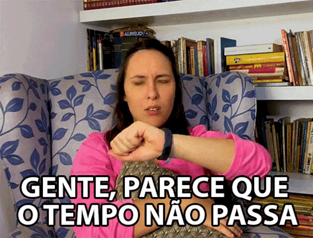 a woman sitting in a chair looking at her watch with the words gente parece que o tempo nao passa written below her