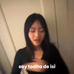 a woman says soy todita de isi in front of her