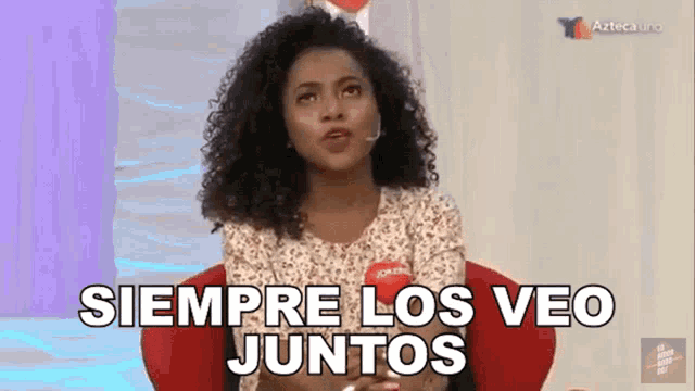 a woman sitting in a chair with the words siempre los veo juntos