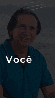 a man in a blue shirt is smiling with the words você tem minha behind him