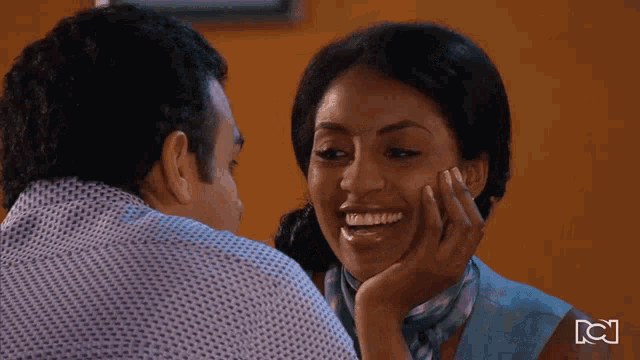 a man and a woman are hugging and the woman is smiling and says no en serio