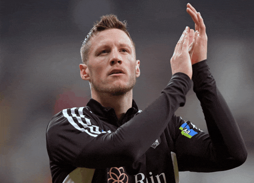 a soccer player wearing a shirt that says ' bin ' on it