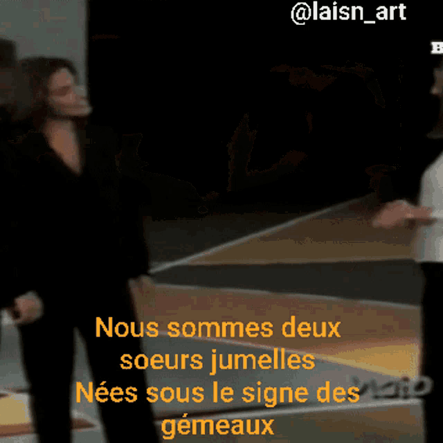 two women standing next to each other with a caption that says nous sommes deux soeurs jumelles